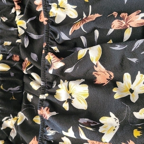 Shein 2 piece high waist shorts amd cropped bubble top set size small - Picture 3 of 3